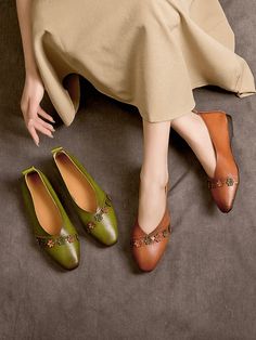 Gender: Women Item Type: Genuine Leather Loafers Upper Material: Cow Leather Toe Type: Closed- Toe Heel Type: Flats Heel Height: Low Heel (1-3 cm) Season: Summer Theme: Daily, Casual, Holidays Size Chart: size length cm inch 35 22.50 8.86'' 36 23.00 9.06'' 37 23.50 9.25'' 38 24.00 9.45'' 39 24.50 9.65'' 40 25.00 9.84'' Size Tips: For customers with wider feet, or a higher instep, we recommend sizing up to ensure a comfortable fit. Please consider your foot width when selecting your shoe size and Brown Pointed Toe Slip-ons For Spring, Fall Flat Leather Shoes, Vintage Leather Flats For Spring, Green Flat Leather Shoes For Spring, Brown Flat Loafers For Spring, Spring Brown Flat Loafers, Spring Brown Loafers, Brown Flat Slip-ons For Spring, Brown Pointed Toe Flats For Spring