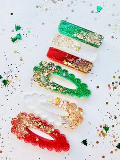 Christmas Hair Clips Diy, Acrylic Hair Clips, Christmas Hair Clips, Mommy Me Outfits, Glitter Hair Clips, Holiday Hair Clips, Handmade Hair Clips, Profitable Crafts, Resin Hair Clips