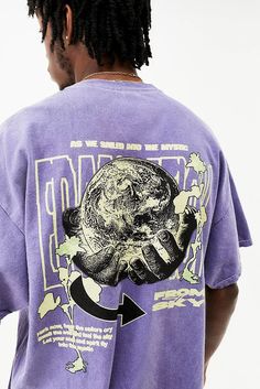 Graphic Tee Outfit Men, Purple Graphic Tee, Urban Shirt, Men's Graphic Tees, Streetwear Graphic Tees, Tee Shirt Fashion, Space Shirts