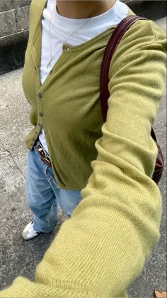 Casual fit 🪐 green cardigan, blue jeans, white t-shirt, brown shoulder #casualoutfit Vinter Mode Outfits, 40s Mode, Random Clothes, Look Legging, Look Adidas, Looks Pinterest, Skandinavian Fashion, Autumn Fits