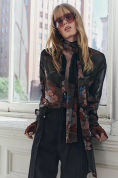 ZW COLLECTION FLORAL PRINT SHIRT - Black | ZARA United States Zara Abstract Print Shirt, Round Neck Shirt, Floral Print Shirt, Cardigan Sweater Dress, Leather Shirt, Women's Wear, Work Tops, Zara Woman, Blazer Dress