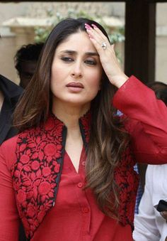 kareena kapoor Short Koti Dress Design, Jacket Pattern Kurti, Coti Style Kurti, Jacket Kurti Designs, Koti Style Kurti, Koti Design, Koti Jacket, Jacket Kurti, Jacket Style Kurti