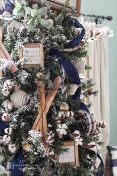 a christmas tree decorated with blue and white ornaments