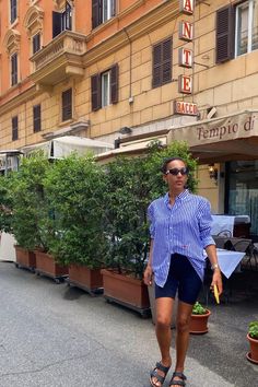 Oversized Pinstripe Shirt Outfit, Striped Poplin Shirt Outfit, Blue Oversized Shirt Outfit, Oversized Striped Shirt Outfit, Stripe Shirt Outfit, Blue And White Striped Shirt Outfit, Blue Stripes Outfit, Poplin Shirt Outfit, Sweat Outfits