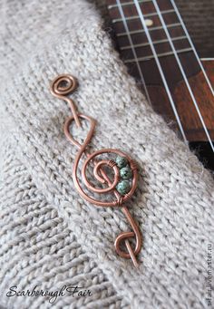 a close up of a guitar neck piece with a treble on top of it