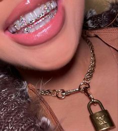 Basic Tooth Gem Ideas, Tooth Gems Bottom Teeth, Grills For Women Teeth, Grillz For Females, Tooth Gem Placement, Teeth Gems, Pretty Teeth, Dental Jewelry, Grillz Teeth