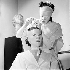 Thelma Et Louise, Bizarre Photos, Beauty Procedures, Weird Vintage, Beauty Devices, Max Factor, Dieselpunk, Beauty Treatments