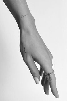 Kleine feminine tattoos Cursive Tattoos, Tattoo Aesthetic, Writing Tattoos, Delicate Tattoo, Classy Tattoos, Dainty Tattoos