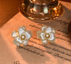 Featuring a high-end design and exquisite craftsmanship, this pair of earrings features zircon, artificial pearls, and silver earring pins. It is a high-quality and weighty pair of earrings Luxury White Flower Earrings For Formal Occasions, White Flower-shaped Clip-on Earrings For Formal Occasions, White Flower-shaped Clip-on Earrings For Formal Events, White Flower Shaped Clip-on Earrings For Formal Events, Diamond White Flower Earrings For Formal Events, Diamond White Flower Earrings For Formal Occasions, Luxury White Cubic Zirconia Flower Earrings, Formal Pearl White Flower Earrings, Elegant Pearl Earrings With 3d Flowers