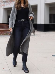 Lug Sole Boots Outfit, Duster Cardigan Outfit, Cardigan Outfit Ideas, Hunter Boots Short, Apl Sneakers, Outfit Ideas Everyday, Le Specs Sunglasses, Cardigan Outfit, Winter 22