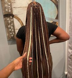 Dark Blonde Braids Black Women, Dark Brown And Blonde Braids, Mixed Color Knotless Braids, Braids Hair Color, Color Knotless Braids, Latest Braided Hairstyles, Braiding Hair Colors