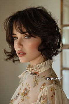 French Bob Hairstyles, Short French Bob, Messy Bob Haircut, Short French, Short Silver Hair, Timeless Looks, French Bob, Short Haircut Styles, Chin Length Hair