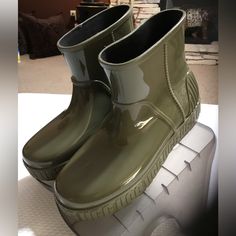 Ugg Drizlita Burnt Olive Sheepskin Inside Waterproof Size 10 Nwot Minor Scratches On Back Reflected In The Price Ugg Drizlita Rain Boots, Ugg Drizlita, Ugg Green, Shoes Ugg, Womens Uggs, Winter Rain, Ugg Shoes, On Back, Rain Boots