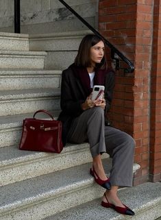 Burgundy Spring Outfit, Burgundy Office Outfit, Burgundy Bag Outfit, Chica Chola, Dinner Outfit Casual, Ballet Flats Outfit, Latina Outfits, Burgundy Bag, Burgundy Outfit