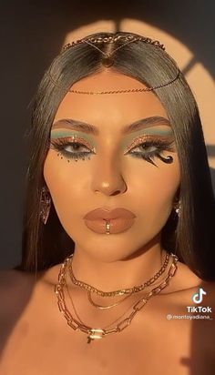 Egypt makeup Time Period Makeup, Eygptain Makeup, Kleopatra Make Up, Kleopatra Costume, Glam Halloween Costume, Egyptian Make Up, Egypt Makeup, Egyptian Eye Makeup