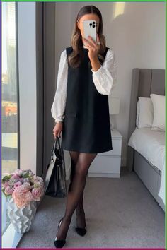 Wondering how not to dress old? These 10 style mistakes that will age you are a great starting point! Learn how to dress younger at 60. Office Outfits Women, Business Casual Outfits For Work, Classy Work Outfits, Stylish Work Outfits, Casual Work Outfits, Looks Chic, Work Outfits Women, Professional Outfits, Business Casual Outfits