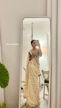 Casual Chic Indian Outfits, Modern Ethnic Outfits, Casual Saree Look, Saree Mirror Selfie, Saree Aesthetic, Farewell Sarees, Desi Vibes, Corset Fashion Outfits, Indian Bridesmaid Dresses