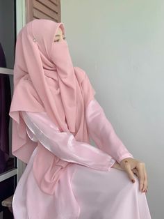 Modest Muslim Outfits, Muslimah Fashion Casual, Pink Hijab, Ootd Simple, Niqab Fashion, Simple Hijab, Hijab Style Tutorial, Motif Batik, Muslim Women Fashion