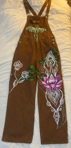 Hand painted overalls! Perfect outfit for music festivals or for everyday wear! Size large! Painted Overalls, Outfit Styles, Earthy Outfits, Estilo Hippie, Painted Clothes, Styl Boho, Hippie Outfits, Music Festivals, Dream Clothes