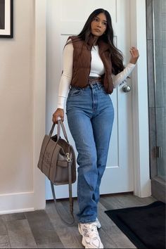 Casual Fall Outfits2023, Long Shoes Outfit Women, Warm Vegas Outfit Ideas, Cool Winter Outfits Aesthetic, Winter Casual Brunch Outfit, Long Sleeved Outfit Ideas, Winter Fashion Outfits Ideas, Seattle Outfits April, Casual La Outfits