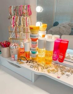 Preppy Vanity, Dorm Room Themes, Vanity Set Up, Preppy Blogs, Girls Vanity, Room Vanity Ideas, Preppy Bedroom, Preppy Inspiration, Colorful Birthday Party