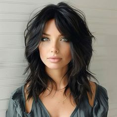 Razored Haircuts Medium, Medium Haircuts For Women 2024, 40 Yo Hairstyles, Edgy Shaggy Hair, Edgy Mom Haircut, Face Slim Hairstyles, Mom Cut Thick Hair, Edgy Shoulder Length Hair, Edgy Medium Length Hair