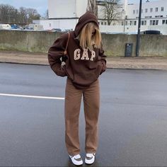 Vintage Y2k Brown Gap Hoodie Original One Off Vintage Trendy Streetwear Styling Size Xl Beautiful Vintage Condition Item Precleaned Before Shipment Shirt Over Hoodie, Gap Hoodie, Cold Outfits, Tomboy Style Outfits, Outfit Inspiration Fall, Cute Comfy Outfits, Hoodie Outfit, Swaggy Outfits, Tomboy Fashion