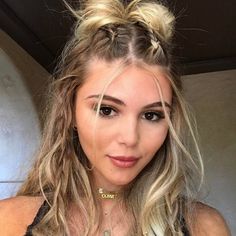 Rave Short Hairstyles, Rave Hair And Makeup, Space Bun Festival Hair, Hairstyles For Festivals, Festival Hair Short Hairstyles, Hairstyles Festival, Hair Festival Ideas, Hair Ideas For Party, Cute Rave Hairstyles