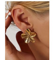 Elegant Design: Featuring a delicate flower and five-leaf clover motif, combining timeless elegance with a touch of whimsy. Premium Material: Crafted from durable stainless steel with an 18K gold-plated finish for a luxurious look and long-lasting wear. Versatile Use: Perfect for various occasions including gifts, parties, and team-building events. Gift-Ready: Ideal for presenting to loved ones or colleagues as a thoughtful and stylish gift. Hypoallergenic: Designed to be gentle on sensitive ear Butterfly Wing Earrings, Steel Flowers, Jewelry Lookbook, Wing Earrings, Flower Earrings Studs, Metal Flowers, Flower Studs, Gold Flowers, Elegant Earrings