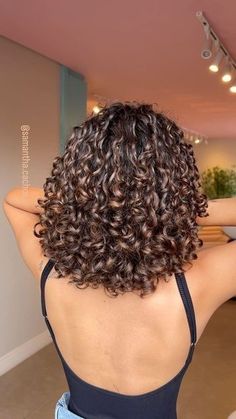 En Saison Dress, Layered Coily Hair, Homey Brown Curly Hair, Highlights On Short Curly Hair, Short Curly Highlights, Curly Hair Cuts Medium, Curly Haircut Ideas Medium, Curly Hair Medium Length Haircuts, 3c Short Curly Hair