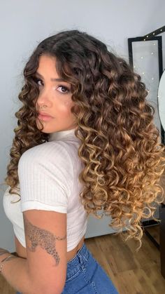 (paid link) Is my hair wavy or curly? Ombre Hair Color Curly Hair, Ombré Curly Hair, Curly Hair Color Ideas Highlights, Hair Color Ideas For Curly Hair, Curly Hair Colour, Curly Hair Dyed, Ombre Curly Hair, Dyed Curly Hair