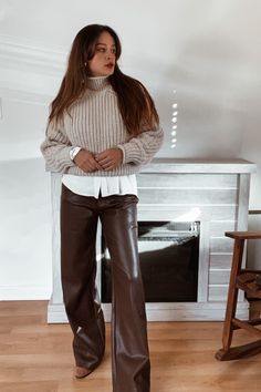 Woman wearing white Button up layered over beige chunky sweater + brown faux leather pants Leather Trousers Outfit, Brown Pants Outfit, Lederhosen Outfit, Stile Blair Waldorf, Adrette Outfits, Thanksgiving Outfit Ideas, Cute Thanksgiving Outfits