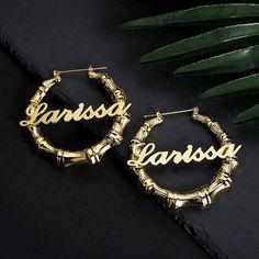 Ｉｔｅｍ ｓｐｅｃｉｆｉｃｓ： * Style: Bamboo Hoop Earrings * Material: Brass - Sterling Silver 925 - 18K GOLD * Pendant Size: 35MM,45MM,50MM,55MM,65MM,75MM,85MM,90MM,100MM * Measurements: Thickness: 4.5MM(0.17INCH) Ｈｏｗ  Tｏ  Cｕｓｔｏｍｉｚｅ  Yｏｕｒ  Eａｒｒｉｎｇｓ * Simply Use the 'PERSONALIZATION BOX' to Let us know The NAME You Want In Your Earrings. * You can find the 'PERSONALIZATION BOX' on top of  the 'ADD TO CART' button. ♡Ｓｈｉｐｐｉｎｇ ｐｒｏｃｅｓｓ♡ * Our products usually take 1-3 days to get prepare and ready to ship. * It takes 6-12 days to arrive to your home. * If you want to accelarate this process, please contact us. O U R ∙ P O L I C I E S https://www.etsy.com/shop/JewelByAbbie#policies A B O U T ∙ J E W E L B Y A B B I E ♡ https://www.etsy.com/shop/JewelByAbbie?ref=listing-shop2-all-items-count#about M O R E ∙ Bamboo Hoop Earrings, Name Earrings, Bamboo Earrings, Stacked Earrings, Unusual Earrings, Bamboo Frame, Birthday Wishlist, Xiamen, Velvet Bag