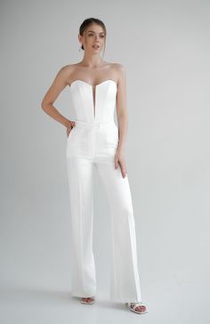 Elevate your wedding attire with our exquisite satin corset. Designed with cups and bones, it flawlessly sculpts your figure, while the back laces ensure a perfect fit. Pair it seamlessly with our matching skirt Cecil for a stunning ensemble on your special day. Elegant Fitted Corset For Banquet, Elegant Sleeveless Corset For Banquet, Elegant Sleeveless Corset For Banquets, Elegant Strapless Corset For Banquet, Strapless Elegant Corset For Banquet, Fitted Wedding Dress With Sweetheart Neckline, Elegant Fitted Bodice For Prom, White Sleeveless Bodice For Evening, Formal Wedding Dress With Sweetheart Neckline