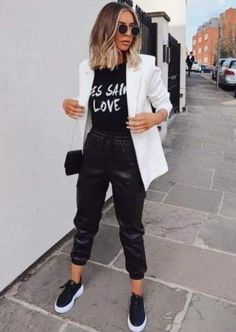 Lara Jean, Elegante Casual, Ținută Casual, Modieuze Outfits, Casual Work Outfits, Tshirt Outfits, Blazer Outfits, Work Outfits Women, White Blazer