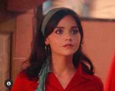 Jenna Coleman The Serpent, Gamine Hair, 60s Headband, 70s Fashion Hair, 70s Headband, 70s Aesthetic Fashion, Gal Gabot, 60s Hair, 70s Hair