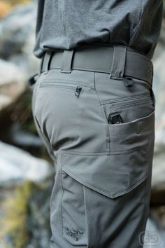 Pantalón tipo cargo con bolsillos en piernas Mens Hiking Pants, Field Pants, Celana Kargo, Mens Tactical Pants, Tactical Wear, Combat Pants, Mens Work Pants, Tactical Clothing, Cool Gear