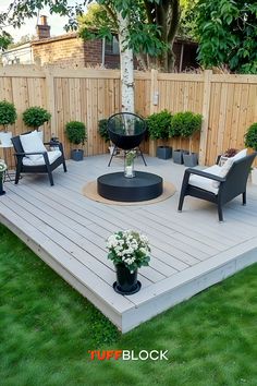 beautiful ground level deck in small yard with lush lawn Low Profile Deck, Ground Deck, Front Yards Diy, Rock Yard, Build A Deck, Simple Deck, Garden Screens, Yard Diy, Floating Deck