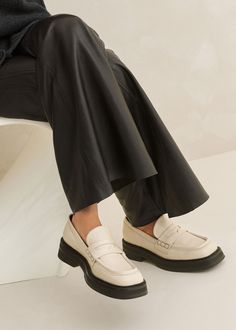 Chunky Square Toe Loafer | ME+EM All White Shoes, Summer Shoes Trends, Striped Boyfriend Shirt, Loafers Trend, Chunky Chelsea Boots, Ankle Sleeve, White Linen Dresses, Cashmere Accessories, Chic Shoes