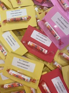 many candy bars are wrapped in yellow paper and red envelopes with writing on them