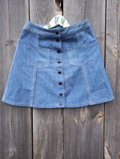 "Vintage Mini Button Up Front Mini Skirt 70s Denim jeans Skirts 1980s  Size S Measurements : Waist: 26\", 66cm Length: 17.5\", 44.5 cm Vintage Mini Skirt90s Denim jeansSkirts 1990sButton UpFront SkirtSize SOld SchoolGirl Tennis RetroClothing womansFestival ClothesBlue denim skirtsCotton CasualSummer Hipster" Vintage Summer Outfits, Mini Rock, Festival Clothes, 70s Denim, Blue Clothing, Rock Rock, Blue Denim Skirt, Denim Jean Skirt, 90s Denim