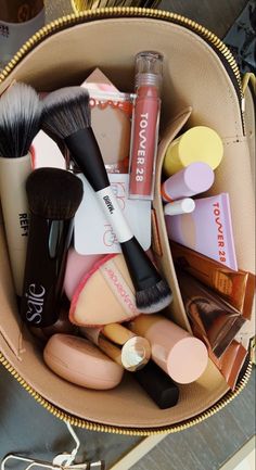 Aesthetic Makeup Bags, Makeup Items, Makeup Bags, Love Makeup, Makeup Essentials, Girls Makeup, Pretty Makeup, Cute Makeup