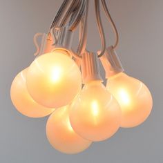 a bunch of light bulbs hanging from a ceiling