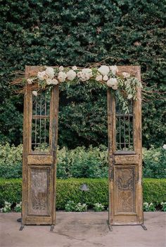 an old wooden door with flowers on it and the words, i do not know what this