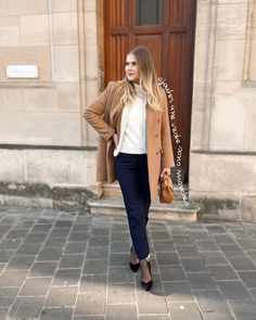 Ajouter un gilet sans manches sur votre pull pour ne pas avoir froid en hiver & suivez-moi pour + d'astuces Sweater Outfits, Aura, Manche