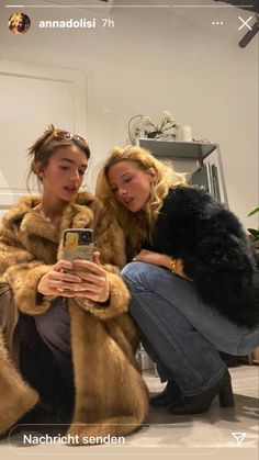 Winter Fits, Fur Coats, Carrie Bradshaw, Mode Inspo, French Girl, Insta Photo Ideas, Friend Photos, Fashion Killa, Fitness Inspo