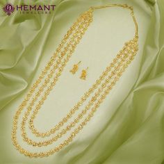 Jewellery makes an integral part of Indian tradition. Necklace set holds an important position in Indian women's accessory collection. Christmas Deals, Wedding Necklace, Necklace Set, Etsy Earrings, Accessory Gift, Jewelry Making, Women Accessories, Electronic Accessories, Etsy Uk