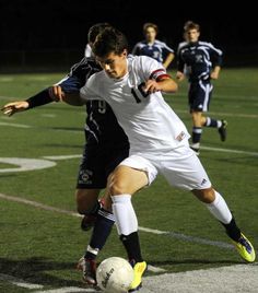 Guy Playing Soccer, High School Soccer Boys, Football High School, Soccer School, Andrew Walker, Soccer Poses, Football Boy, Soccer Men, School Soccer