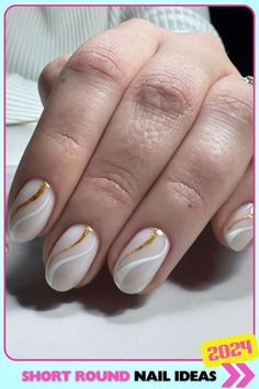 White short round nails with gold abstract lines, gel polish, stylish and sophisticated, ideal for chic and modern looks, featuring a dynamic and glossy finish. Short Round Nails, Nails With Gold, Round Nails, Elegant Styles, Gold Nails, Abstract Lines, White Short