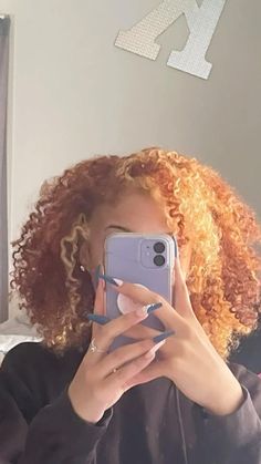 Mixed Ginger Hair, Black Women With Highlights In Natural Hair, Black Gingers Natural, Ginger Hair With Blonde Skunk Stripe Black Women, Curly Hair Dye Ideas Ginger, Colors To Dye Your Hair Natural, Natural Dyed Curly Hair, Ginger And Light Brown Hair, 2 Tone Natural Hair Color